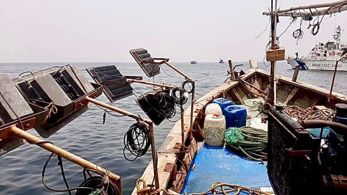 @IndiaCoastGuard Ship Amal's vigilant patrol off #Maharashtra Coast resulted in the apprehension of 4 fishing boats engaged in banned #LED fishing. #ICG is committed to preserving marine resources and enforcing #conservation measures. Illegal activities won't go unchecked.…