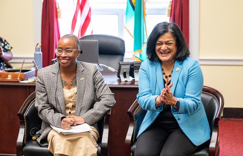 @aijenpoo @HillaryHolley4 @POTUS @ActSecJulieSu @SenSanders @SenWarren @SenBobCasey @WhipKClark @yesimsarahjones That’s not nearly all! We then visited @RepJayapal at Congress! She was the first member of Congress to introduce a #DomesticWorkersBillofRights and reiterated her dedication to care and care workers.