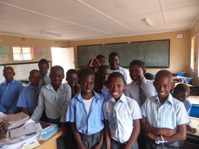 AbroadTanzania's tweet photo. Tanzania Mwalimu anayefundisha shule ya Msingi anapewa sh 220,000 mshahara wa kuanzia yaan ni 1.2% ya mshahara wa mbunge maana Mbunge anapata milion 18 kwa mwezi ambayo inaweza lipa walimu 70! Huku mwalimu hana Nyumba wala mala hela ya ziada! https://t.co/PflJc8PL4C