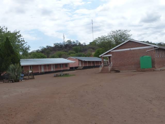 AbroadTanzania's tweet photo. Tanzania Mwalimu anayefundisha shule ya Msingi anapewa sh 220,000 mshahara wa kuanzia yaan ni 1.2% ya mshahara wa mbunge maana Mbunge anapata milion 18 kwa mwezi ambayo inaweza lipa walimu 70! Huku mwalimu hana Nyumba wala mala hela ya ziada! https://t.co/PflJc8PL4C