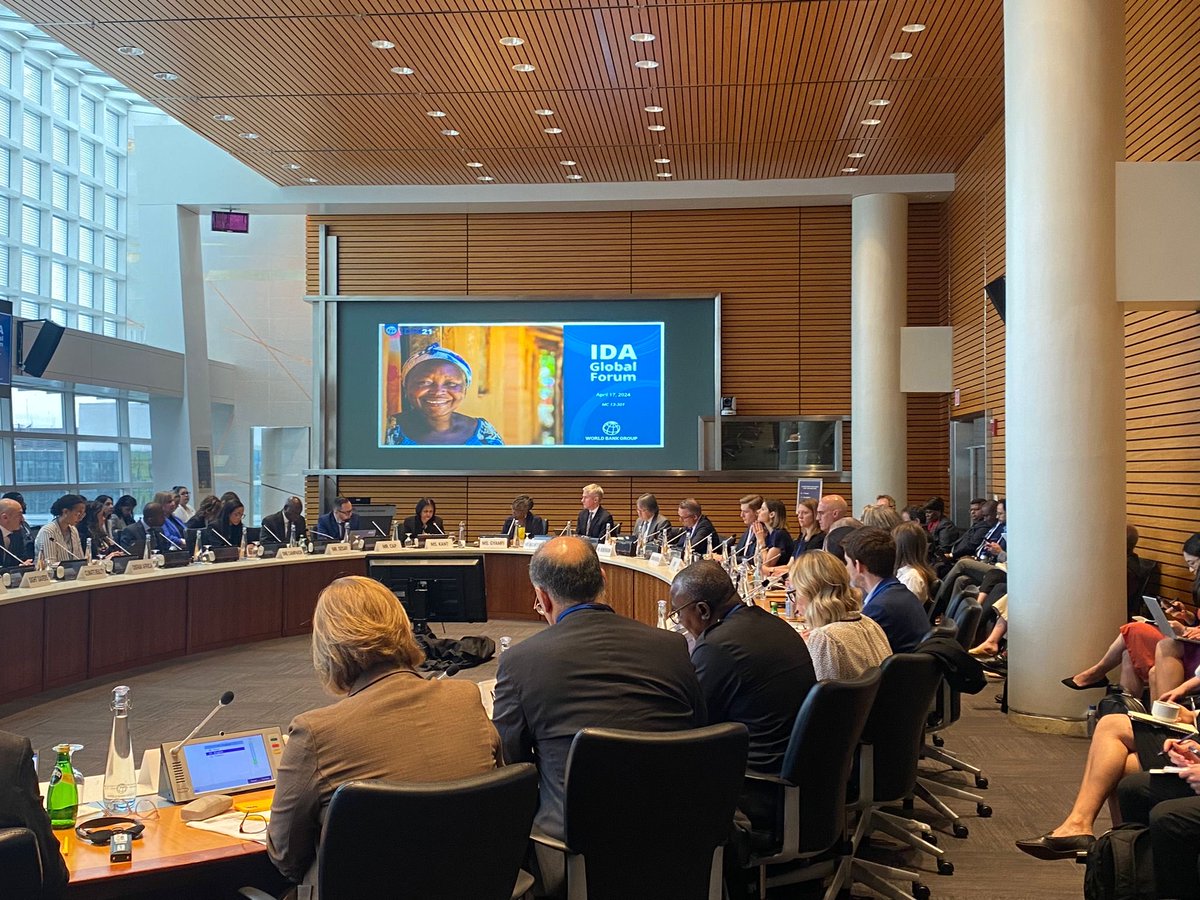 kat_night's tweet photo. Day 3 at #WBGmeetings sharing ⁦@WaterAid⁩ research on cost of healthcare-acquired infections &amp; planning join action  ⁦@parsons_kelly⁩ ⁦@UNICEF⁩ ⁦@WorldBank⁩’s Richard Damania ⁦⁦@watercommongood⁩ https://t.co/tthvKz0F4K