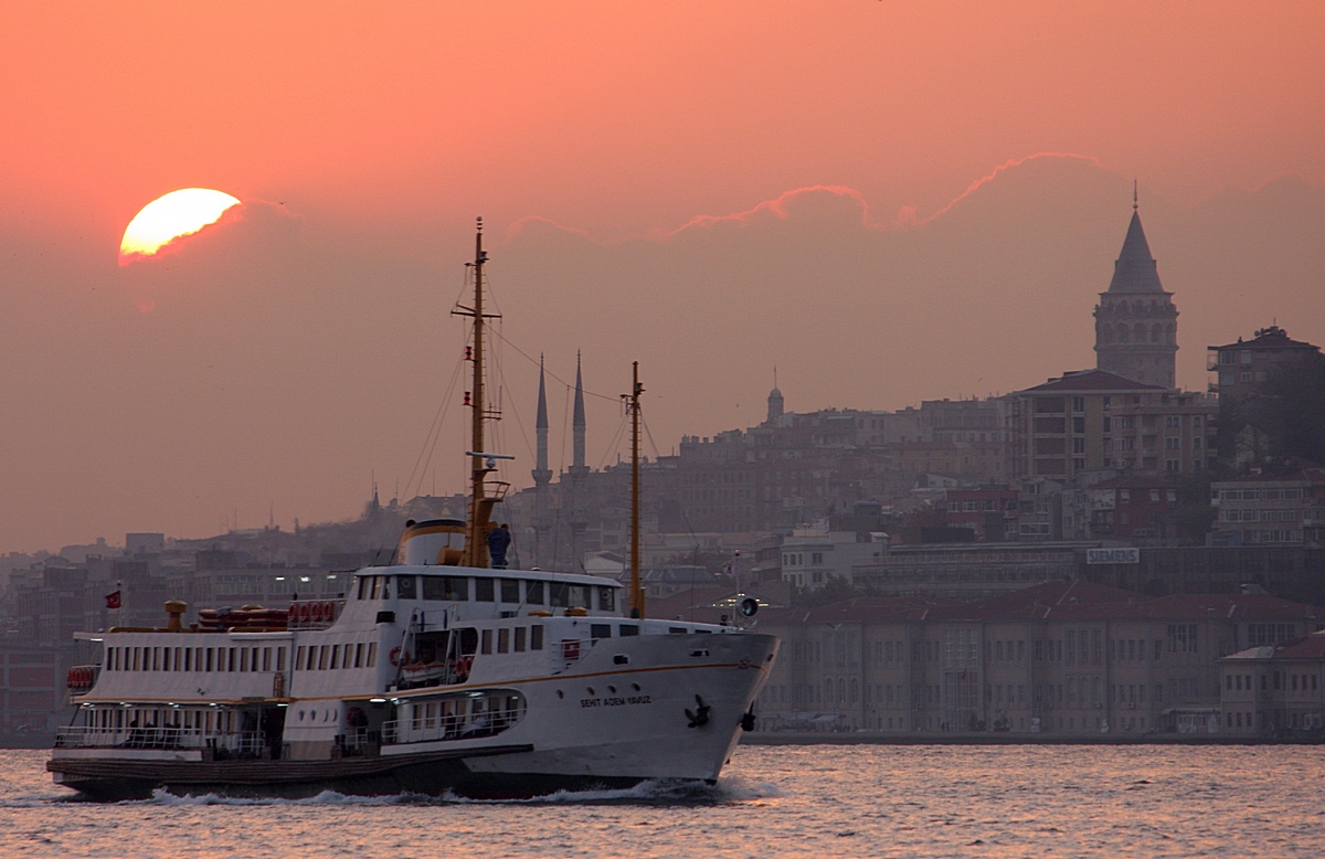 @ZAMajans 2008 yılında çektiğim fotoğraflar bunlar ;
16 yıl geçmiş aradan ,tabi geçen bu süre içinde imarlaşma arttı ve sürekli göç aldı İstanbul,ayrıca yoğun mülteci akınına uğradı.
şehir 2008 yılında da kalabalıktı elbette ama bugünkü halinden daha farklıydı.