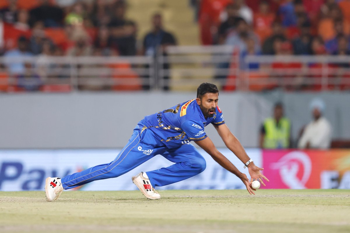 Excellent catch from Shreyas Gopal to leave PBKS five down for just 49 #IPL2024 #PBKSvsMI #CricketTwitter