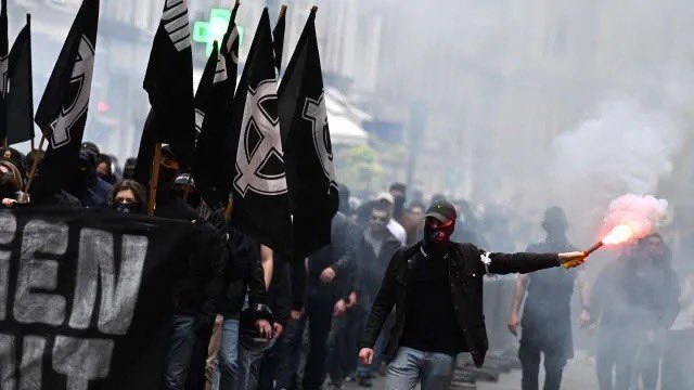 Le 9 mai dernier, un cortège de 500 néo-nazis et fascistes a été autorisé en plein cœur de Paris. Aujourd’hui, une marche contre le racisme est interdite. Le signal est désastreux.