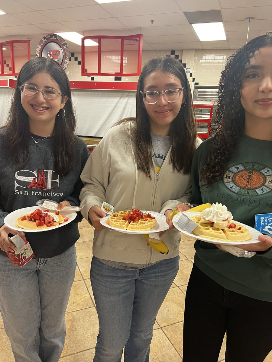 RioMealsRock's tweet image. Start your day right with #schoolbreakfast ‼️😋 We’re serving up some #scratchmade waffles for you🧇🍌🍓🎉☀️🥛🤗 @rgcgisd