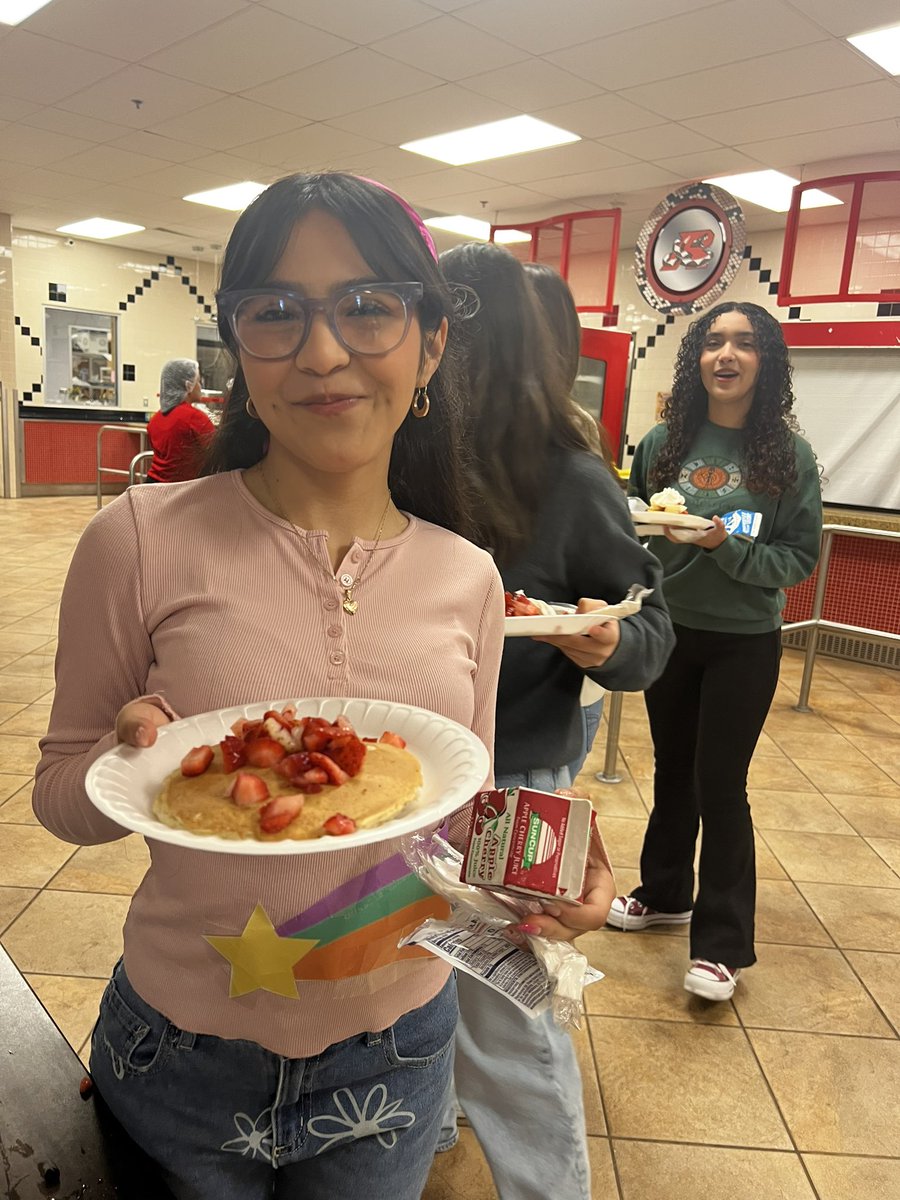 RioMealsRock's tweet image. Start your day right with #schoolbreakfast ‼️😋 We’re serving up some #scratchmade waffles for you🧇🍌🍓🎉☀️🥛🤗 @rgcgisd