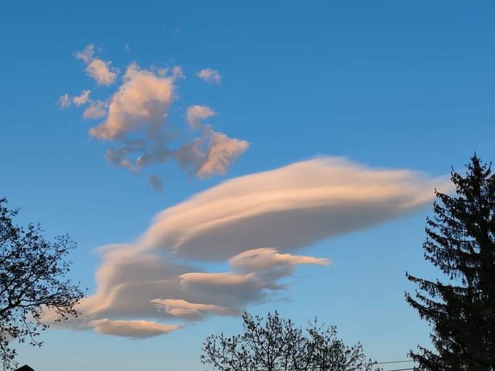 Lenticular clouds 🛸☁️🛸above the Pyramids, Egypt after a snow storm...7 April 2024. Lenticular clouds...🛸☁️🛸 Romania 17 April 2024 📷 Phil Hatton, Bogdan Geanta