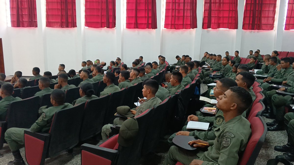 GNBEsgRamoVerde's tweet photo. #18Abril Desde esta prestigiosa casa de estudios @GNBEsgRamoVerde continuamos avanzando en la formación académica de nuestros alumnos Futuros centinelas de la Patria y Garantes de la Paz y el Orden.. Guardia Nacional Bolivariana.. https://t.co/IohCHA5qtJ