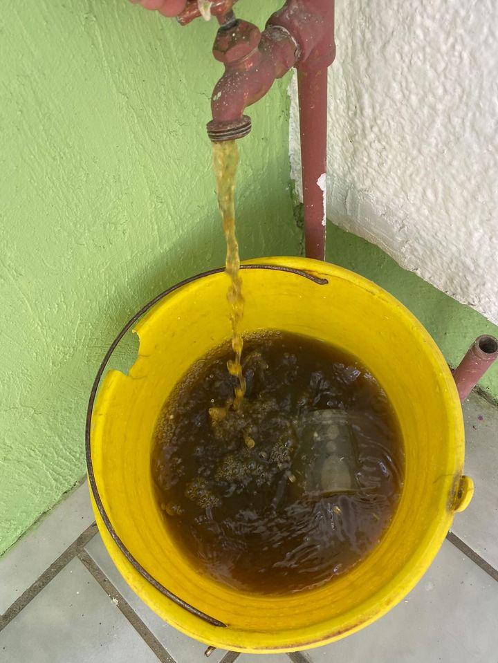 Trafico_ZMG's tweet photo. Café en vez de agua ¿Premio o castigo? 🤨

Habitantes de la colonia Electricistas reportan las condiciones en que sale el agua potable de sus viviendas.

@siapagdl, solicitamos su atención con los reportes.

#ReporteZMG https://t.co/fbbJcFwVhh