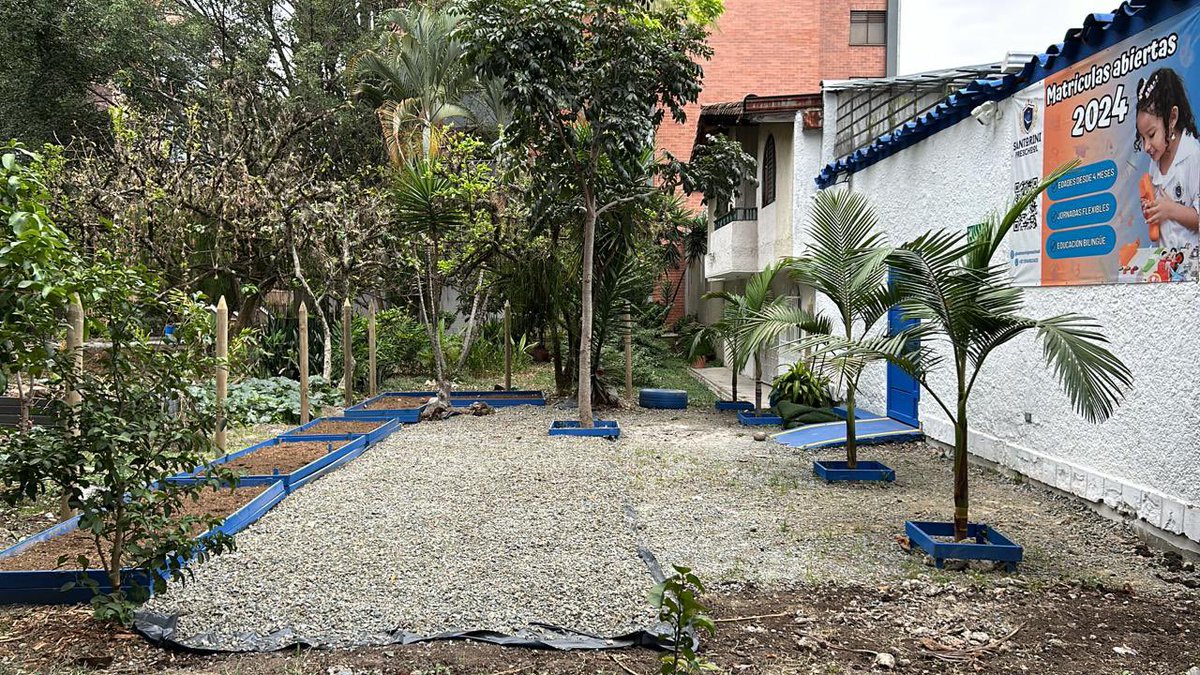 Es lamentable que un preescolar adelante prácticas que atentan contra el espacio público. Se trata de Santorini, ubicado en Conquistadores frente a Colseguros. Está cercando parte de un parque y vació grava sobre la zona verde para uso privado.👎🏻👇🏻