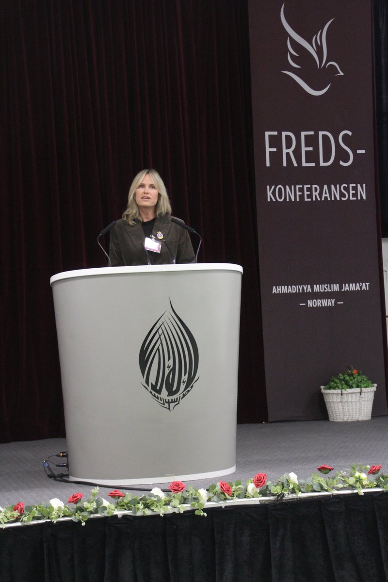 «Som ordfører er jeg ikke i tvil, for et sekund engang, om at denne konferansen er en unik anledning til snakke om fred. Tusen takk til Ahmadiyya menigheten for at dere arrangerer fredskonferansen i dag»- Ordfører Anne Lindboe