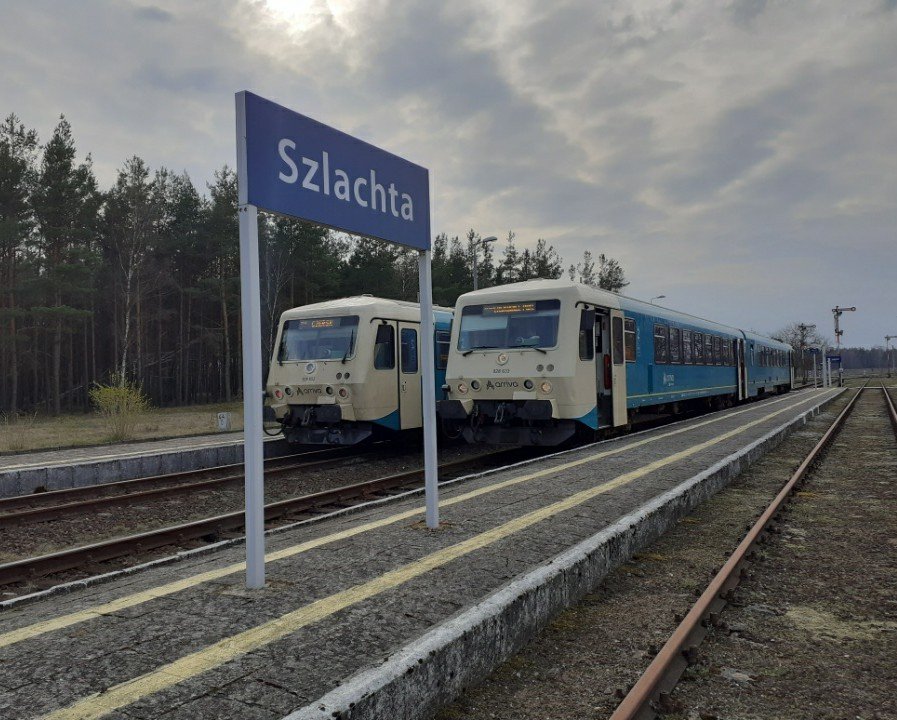 radpal5's tweet image. #stacjePKP
Mijanka na przyjemnej stacyjce w Borach Tucholskich. W lewo #Kociewie, w prawo #Kaszuby.
Pociągi rozjadą się dopiero kiedy dyżurny ruchu poda &quot;lizakiem&quot; sygnał Rd1, co jest już na PKP rzadko spotykane. Z toru na którym stoję odjeżdżały pociągi do Skórcza. Odjeżdżały😔