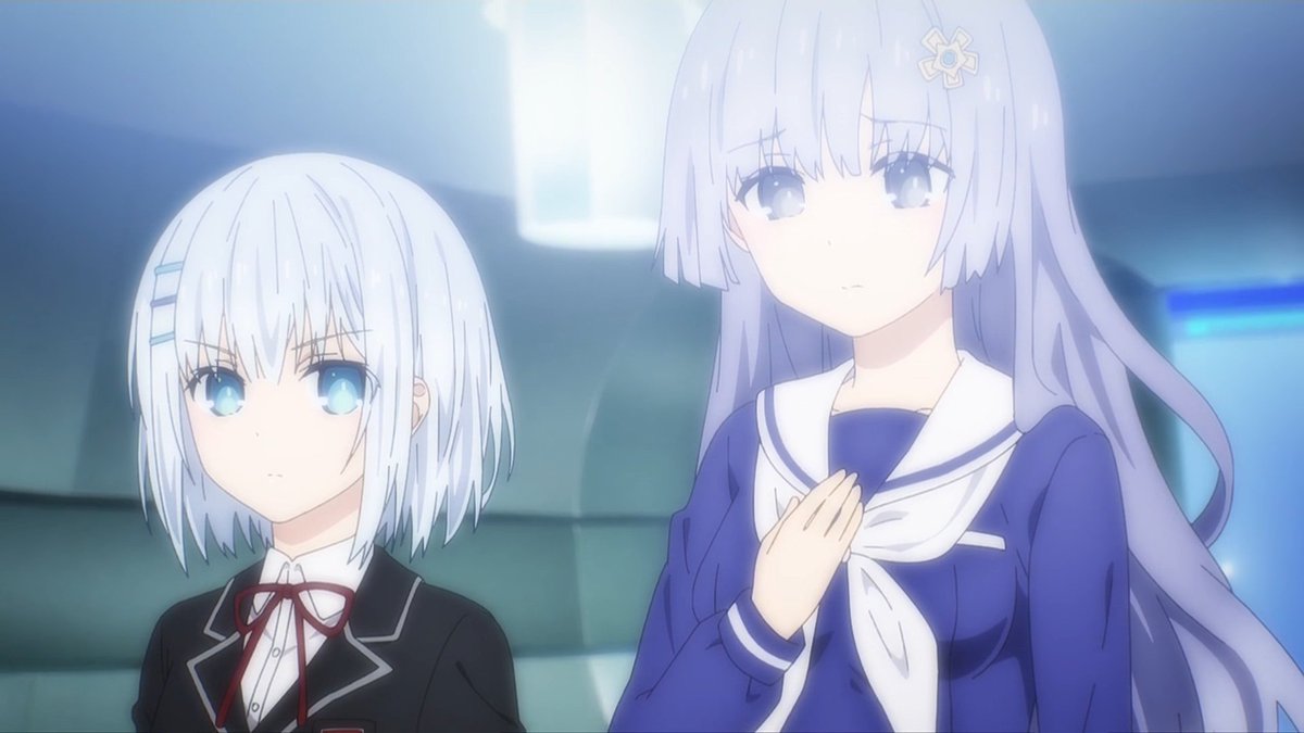 向かって左から 鳶一折紙（とびいち おりがみ、CV #富樫美鈴） 誘宵美