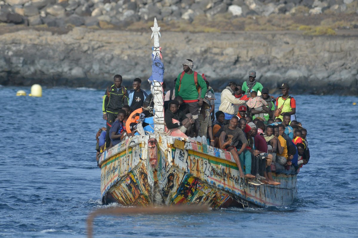 📡Salvamento Marítimo rescata un cayuco, con 84 personas, en aguas cercanas a El Hierro ⭕️Ninguno de los ocupantes de esta embarcación necesitó ser trasladado al Hospital Insular Virgen de los Reyes #ElHierro, para su atención médica. 👉acortar.link/vOFq7Y👈