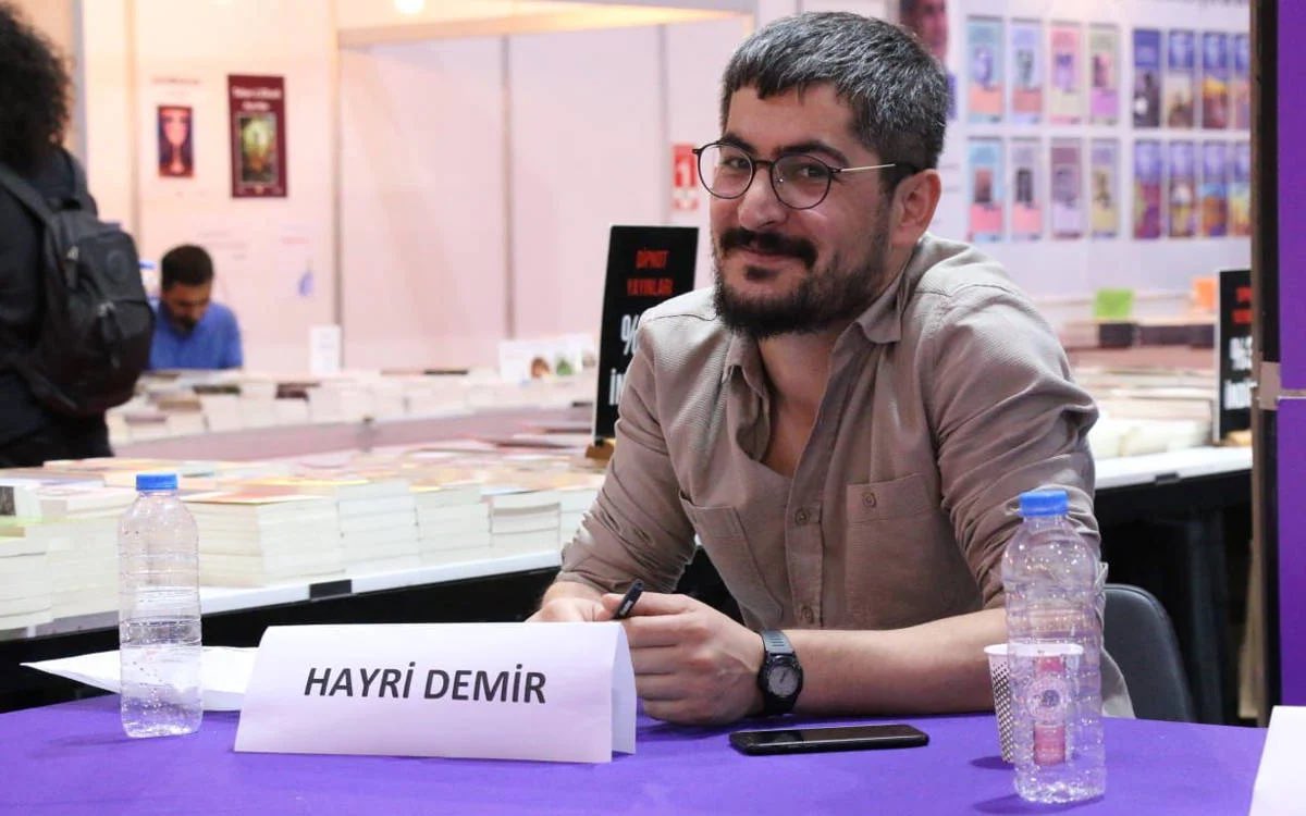 Gazeteci Hayri Demir’in katılacağı ODTÜ Medya Günü etkinliğine müdahale eden Rektörlük, Demir’in programdan çıkarılmasını istedi, aksi halde etkinliği iptal etmekle tehdit etti 📌 Gazeteci @HayriDemir_ : “İktidar eliyle gazetecilik her alanla zorlaştırılırken, gözaltılarla,