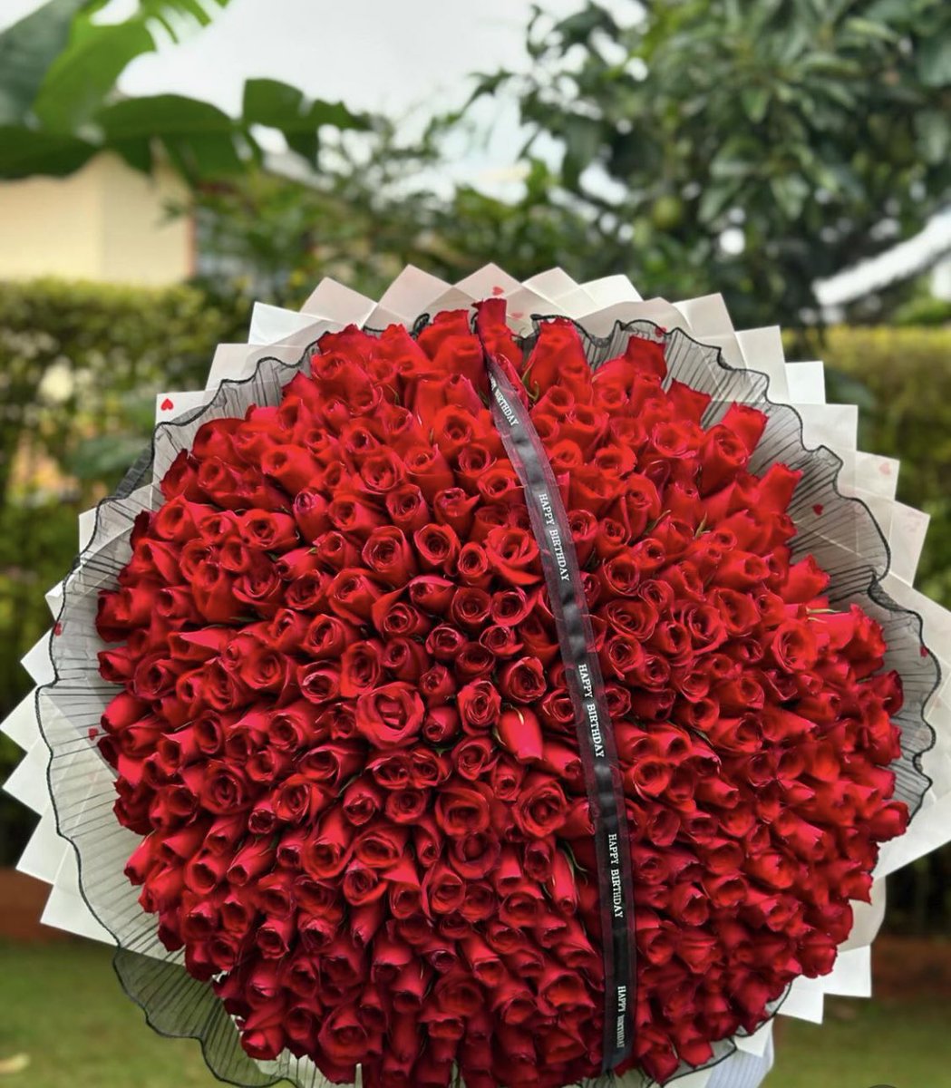 Red Roses mean “I love you” in every language 🫶🏾❤️✨🙃 Gorgeous XXL bouquet of 400 red roses 💐 Definitely worth the financial setback🥰🥰🥰