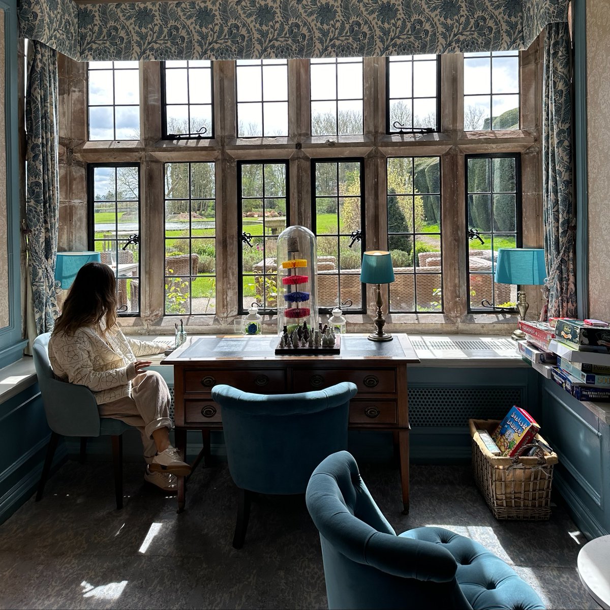 Our As You Like It Lounge oozes timeless elegance, especially when bathed in the sun's warm glow. 🌞 What is your favourite room in our manor? 📸 - bit.ly/3PYNwbX #BillesleyManor #HotelAndSpa #Warwickshire #StratfordUponAvon #AsYouLikeItLounge