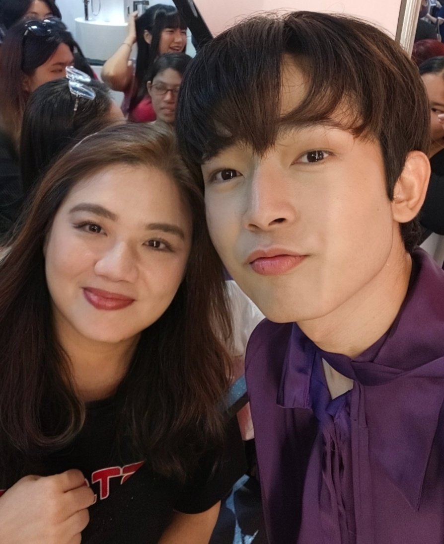 TitaLynet's tweet image. Got to see 1st One for the first time here at SMX. They're all nice &amp;amp; accommodating, got a selfie too from my bias @1stone_jayson, so tangkad and such a pretty boy 🤩

1STONE AT CONEX 2024
@1stoneOfficial #1stOne 
#1stOneDITO #1stOneAtSMXCONEX2024
#MamaNiKim