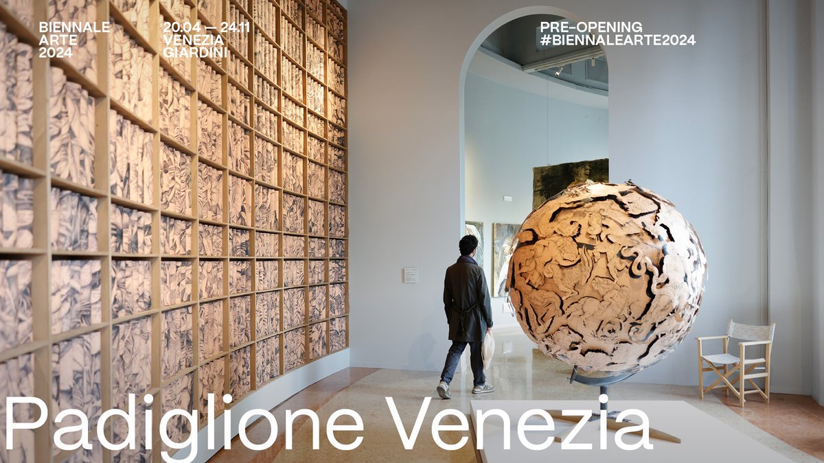 #BiennaleArte2024 | #PreOpening
19.04, 17:30
PADIGLIONE VENEZIA
SESTANTE DOMESTICO

-1 giorno a #StranieriOvunque
Scopri di più e acquista il biglietto → bit.ly/BiennaleArte_2…