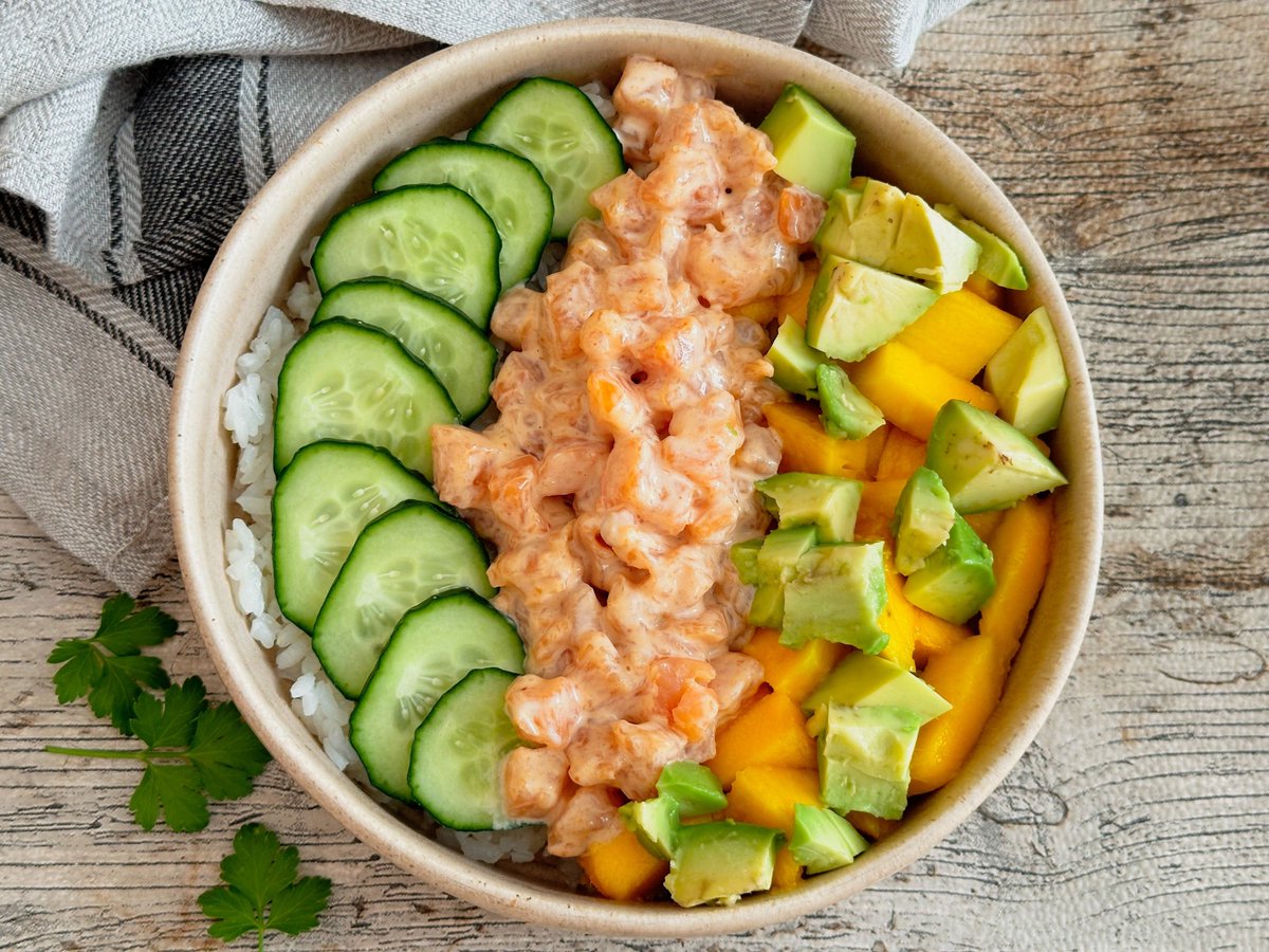 Bowl de Salmón con Pepino y Mango 🥭 Te traemos una receta para aprovechar ese poquito arroz que te sobró el otro día. Verás qué rico está este bowl de salmón ahumado con arroz y vegetales.

Receta: ekilu.com/es/receta/bowl…