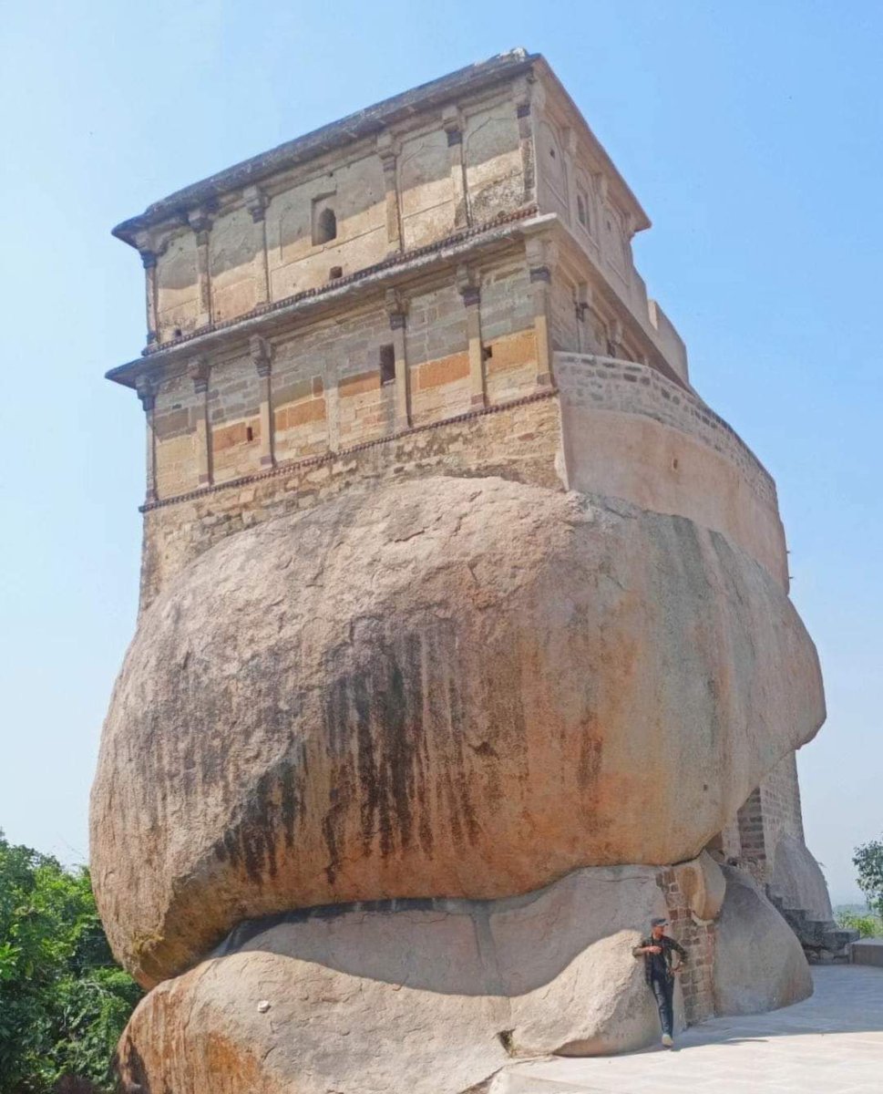 maharanajee's tweet photo. अकबर की सेनाओं को 3 बार परास्त करने वाली वीरांगना रानी दुर्गावती का मदन महल (जबलपुर - मध्यप्रदेश) https://t.co/N2LX2ZLYWa