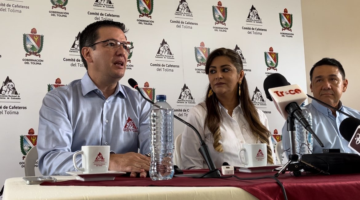 FedeCafeteros's tweet photo. #LoEstamosHaciendo ☕ l 1.000 jóvenes anualmente recibirán formación complementaria y técnica en temas de café. Hoy @FNC_Tolima, junto al gerente de @FedeCafeteros, @GermanBahamon y con presencia de 200 líderes gremiales, lanzaron el proyecto Escuela Regional del Café, fruto del trabajo conjunto con la @gobertolima y el acompañamiento de @Uni_Tolima. 

Este proyecto tendrá cobertura en 38 municipios, representa una inversión de $4.600.000.000 y refleja nuestro compromiso con la educación, el empalme generacional y la calidad del café en el departamento. 

#TolimaCafetero #UnCaféConGermán