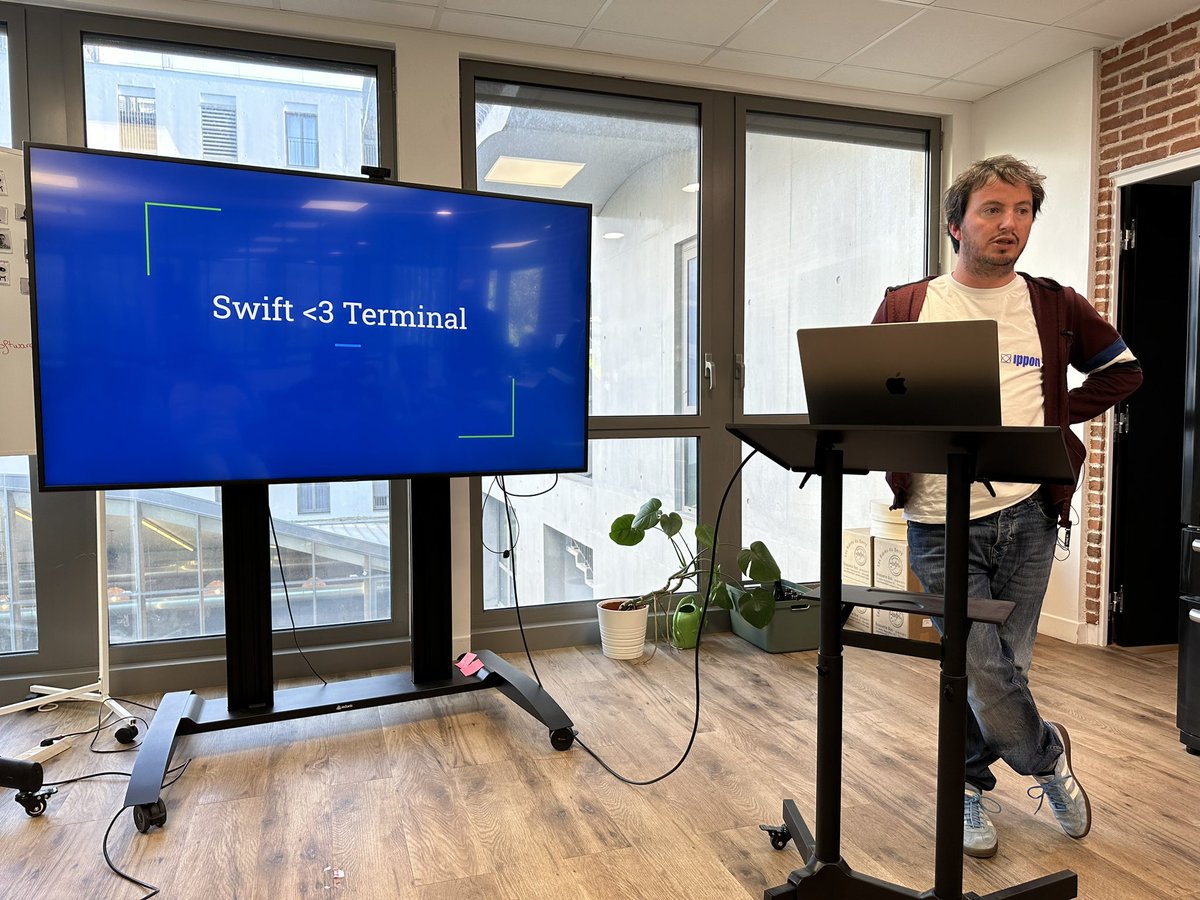 cocoanantes's tweet photo. C'est parti pour cette soirée ! Vincent nous présente une histoire d'amour entre Swift et le Terminal ❤️ https://t.co/OjDU86t24r