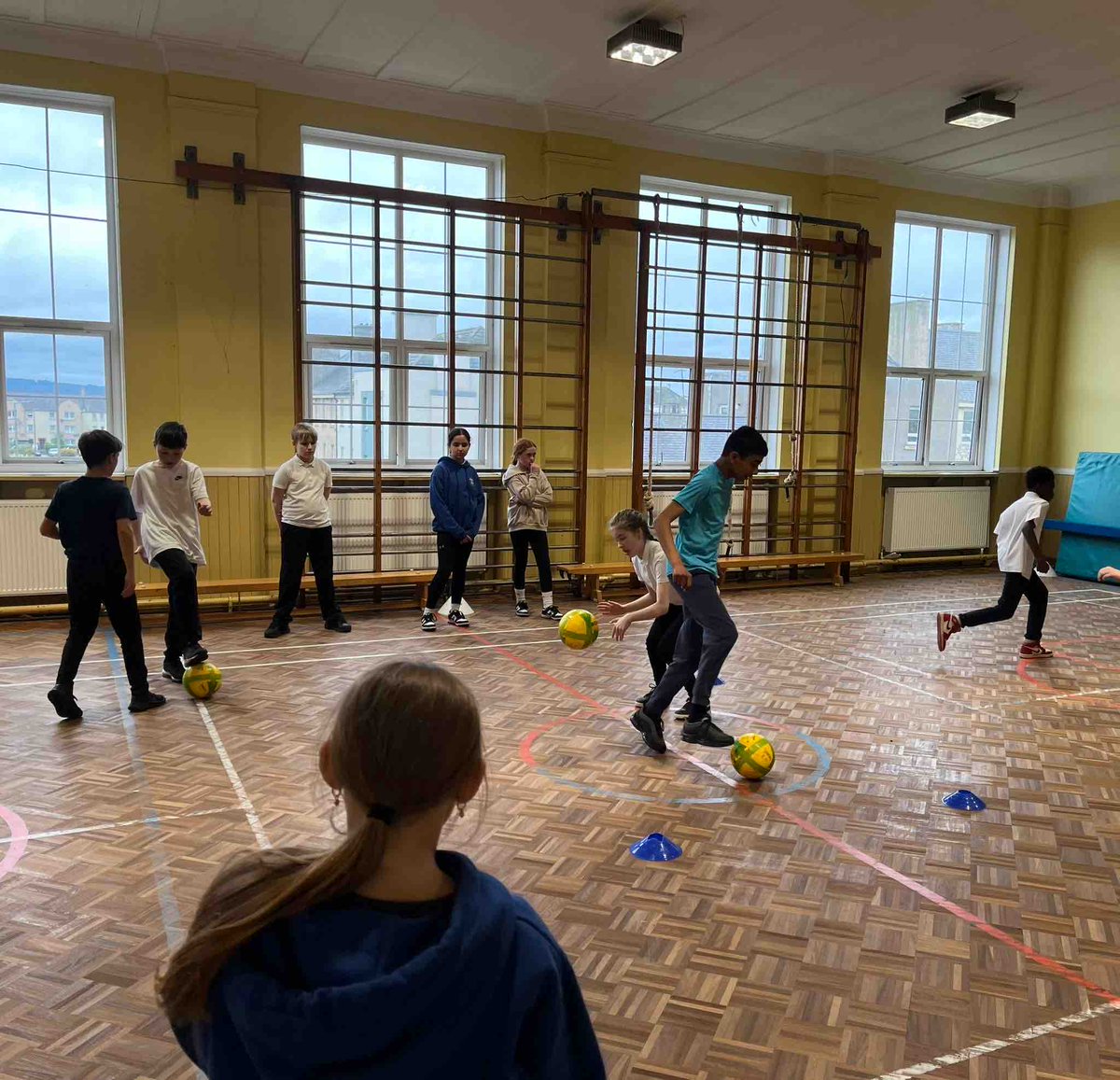 Great to start our #BeMe physical activity programme at @GrantonPS with all of P7 🏫 We looked at the importance of connection as we begin thinking about transitioning to High School 🤔 🧠 #BeMe #MentalHealthMatters @SAMHtweets @676Robert @BroHighOfficial @HTCraigroyston