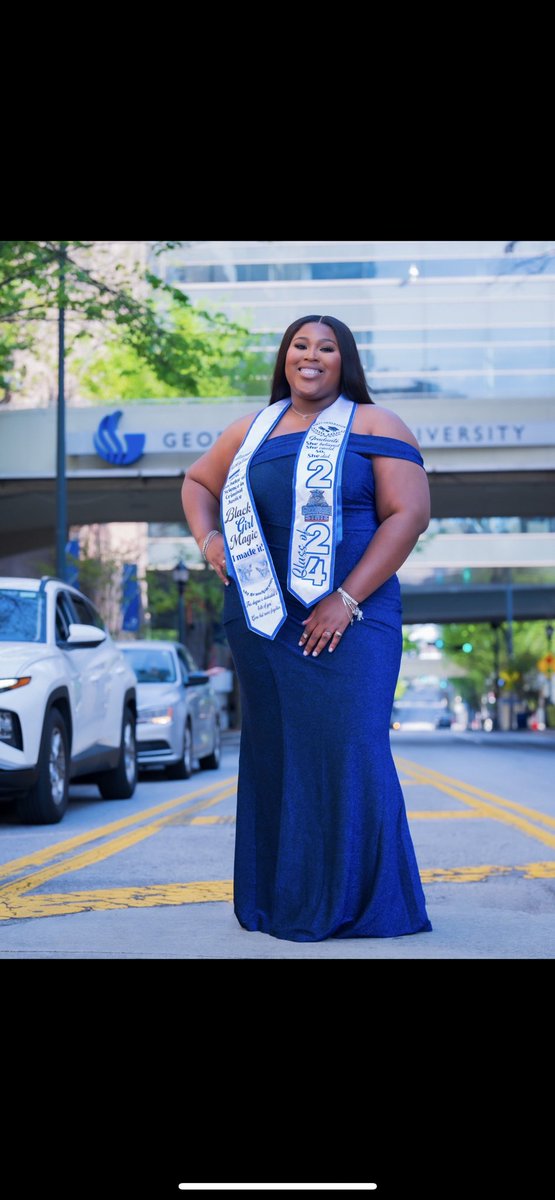 _shakaylaa__'s tweet photo. Get in loser we’re graduating 🥳💙🖤
#ItsMyBirthday🎉
#DoneW/TheBs🎓
#StateWay https://t.co/85IHHApmiy