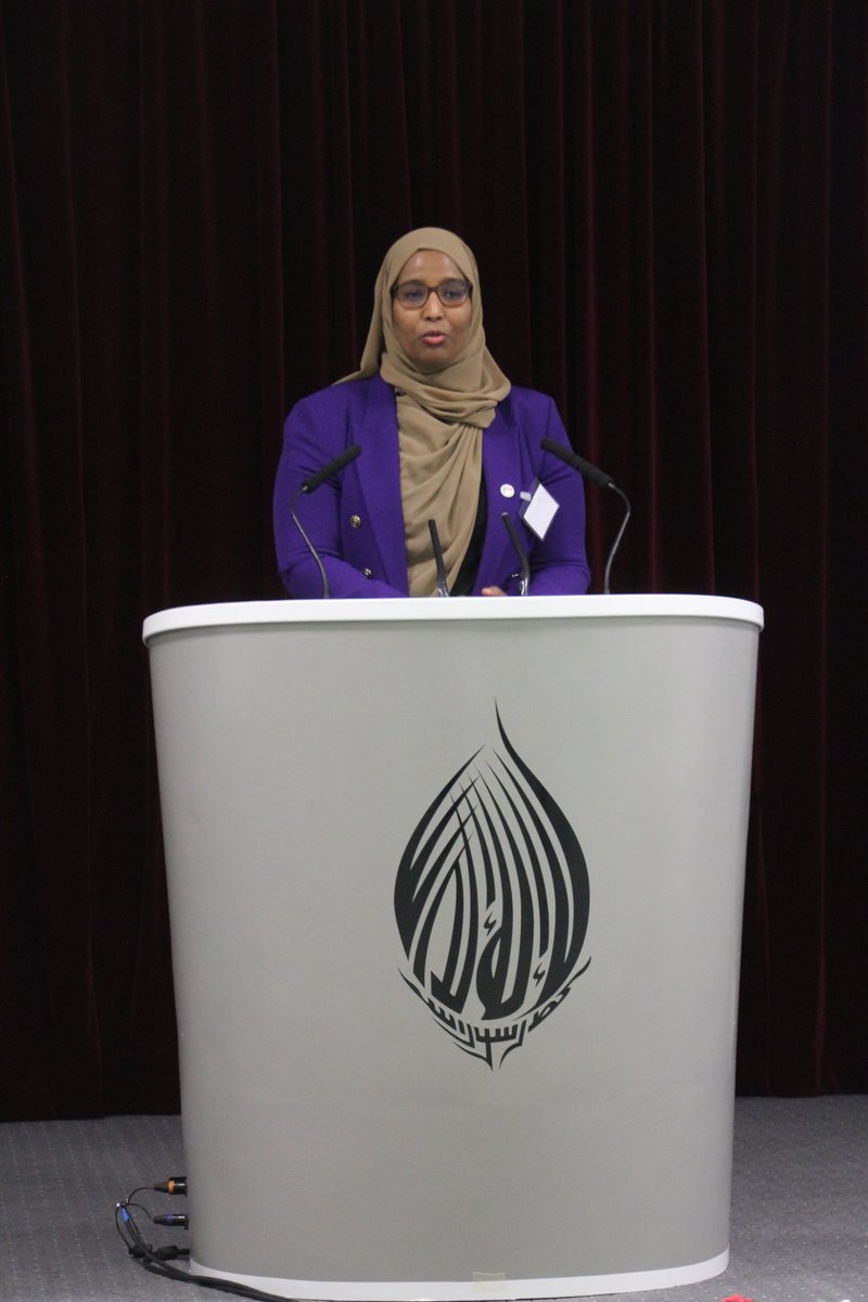 «Jeg vet at Ahmadiyya miljøet er med på å tilrettelegge for fred, dere gjør ekstremt mye arbeid både her i nabolaget, men også ellers i samfunnet. Takk for at dere hele tiden jobber for å bringe folk sammen, og for fred»- Mariam Hussein, nestleder i SV