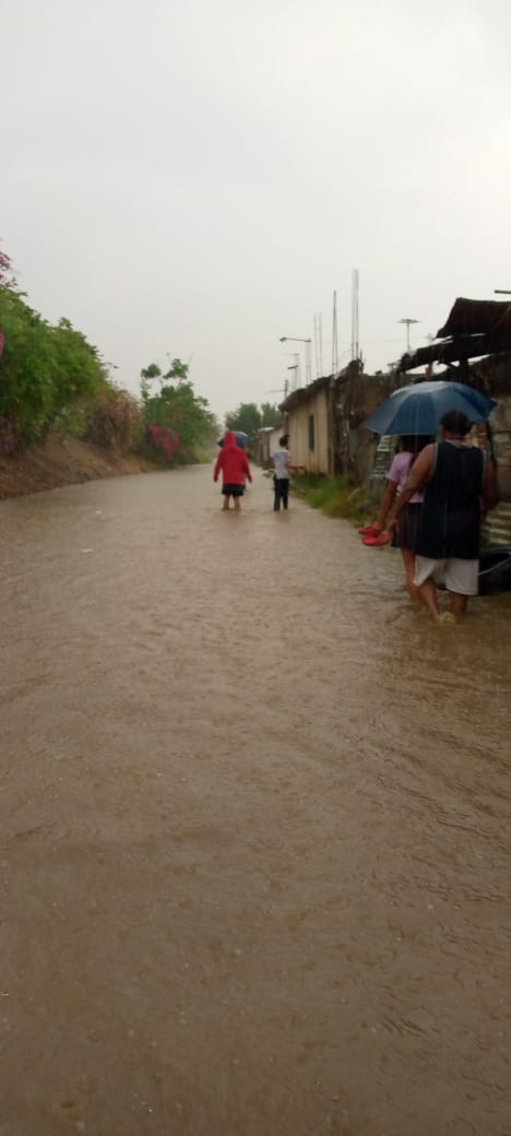 CNuevoPueblo's tweet photo. La zona sur de Valencia sufriendo los avatares de las lluvias, las comunidades Virgen del Carmen  Trapichito, Libertador, Voluntad de Dios con inundaciones importantes, alerta temprana para @CaraboboGB @alc_valencia @Bombvalencia @JFuenmayor_PSUV para lograr apoyo en dichas https://t.co/V7twGehRiU