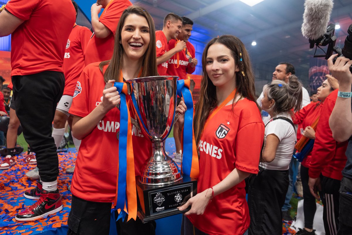 PatyCantu's tweet photo. El gambetismo nació, murió, resucitó y vive más que nunca.
Gracias familia! @Gambeta_Oficial @LaPeoplesLeague @juegodedoce #GambetaFC #CAMPEONES #2024 #lasjefasdelfutbol 🏆 https://t.co/mXuIpj4uKI