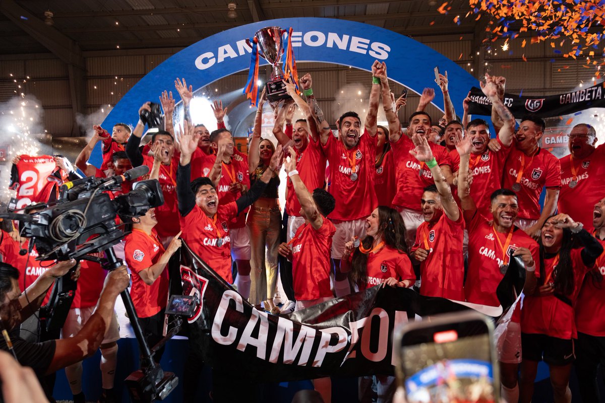PatyCantu's tweet photo. El gambetismo nació, murió, resucitó y vive más que nunca.
Gracias familia! @Gambeta_Oficial @LaPeoplesLeague @juegodedoce #GambetaFC #CAMPEONES #2024 #lasjefasdelfutbol 🏆 https://t.co/mXuIpj4uKI