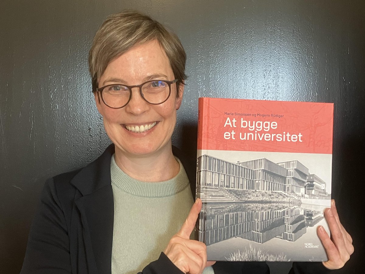 TILLYKKE til os!

I år er det 50 år siden, Aalborg Universitet åbnede! - og selvfølgelig, fristes man til at sige, er det to af Historiestudiets dygtige forskere, Maria Simonsen og Mogens Rüdiger, der har skrevet universitetets historie.