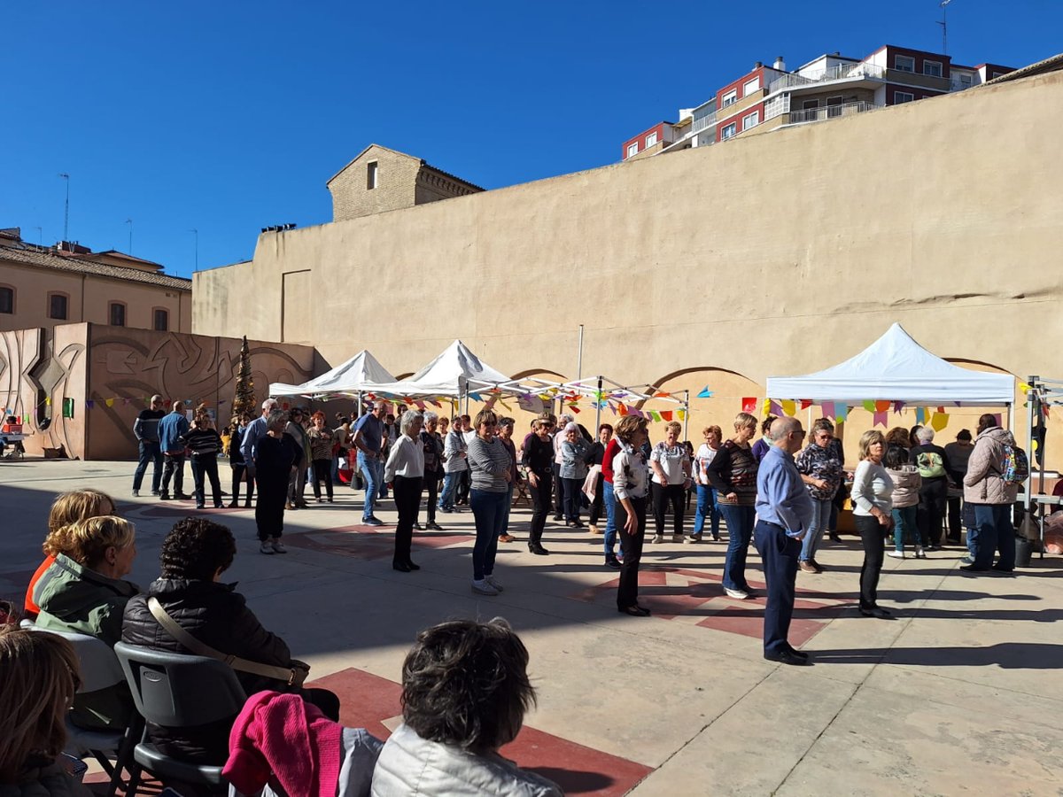 🩵 'Tu salud empieza en el barrio' es lema de la I feria de la Magdalena que se celebra hoy en Zaragoza. 🎯 Más de 40 asociaciones de barrio y entidades han organizado numerosas actividades que promueven hábitos saludables. 👉 tinyurl.com/3swuvtxv