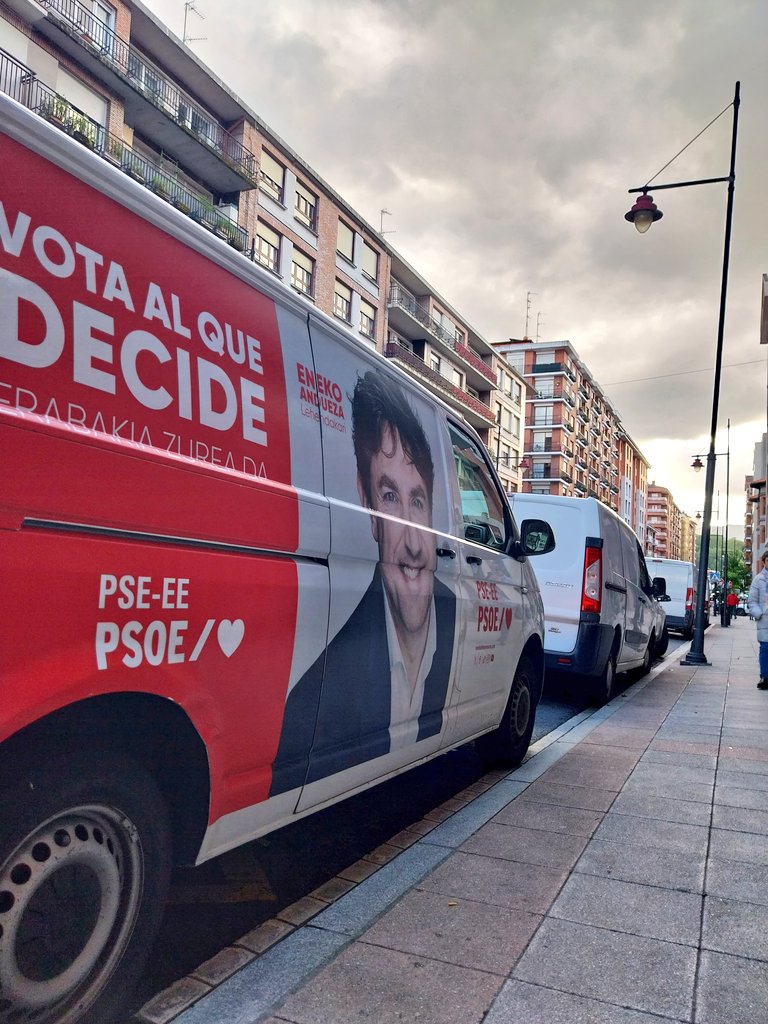 Últimos días de campaña, seguimos llenando de rosas las calles de #Galdakao para que este domingo miles de vascos y vascas votemos por un futuro mejor. 🌹🌹🌹 #VotaEnekoAndueza #VotaAlQueDecide #ErabakiaZeureaDa