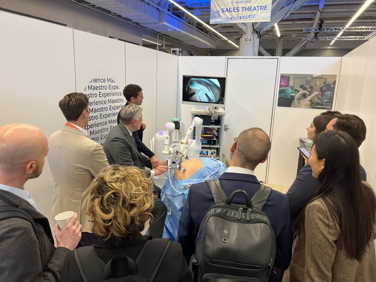 MoonSurg's tweet photo. Standing room only! @HelmuthMd taking Maestro for a ride with Dr. Cadiere #inspiredsurgery #sages2024 

Come see us at tech suite 15 🚀🌖 https://t.co/0Z6FAPDX56