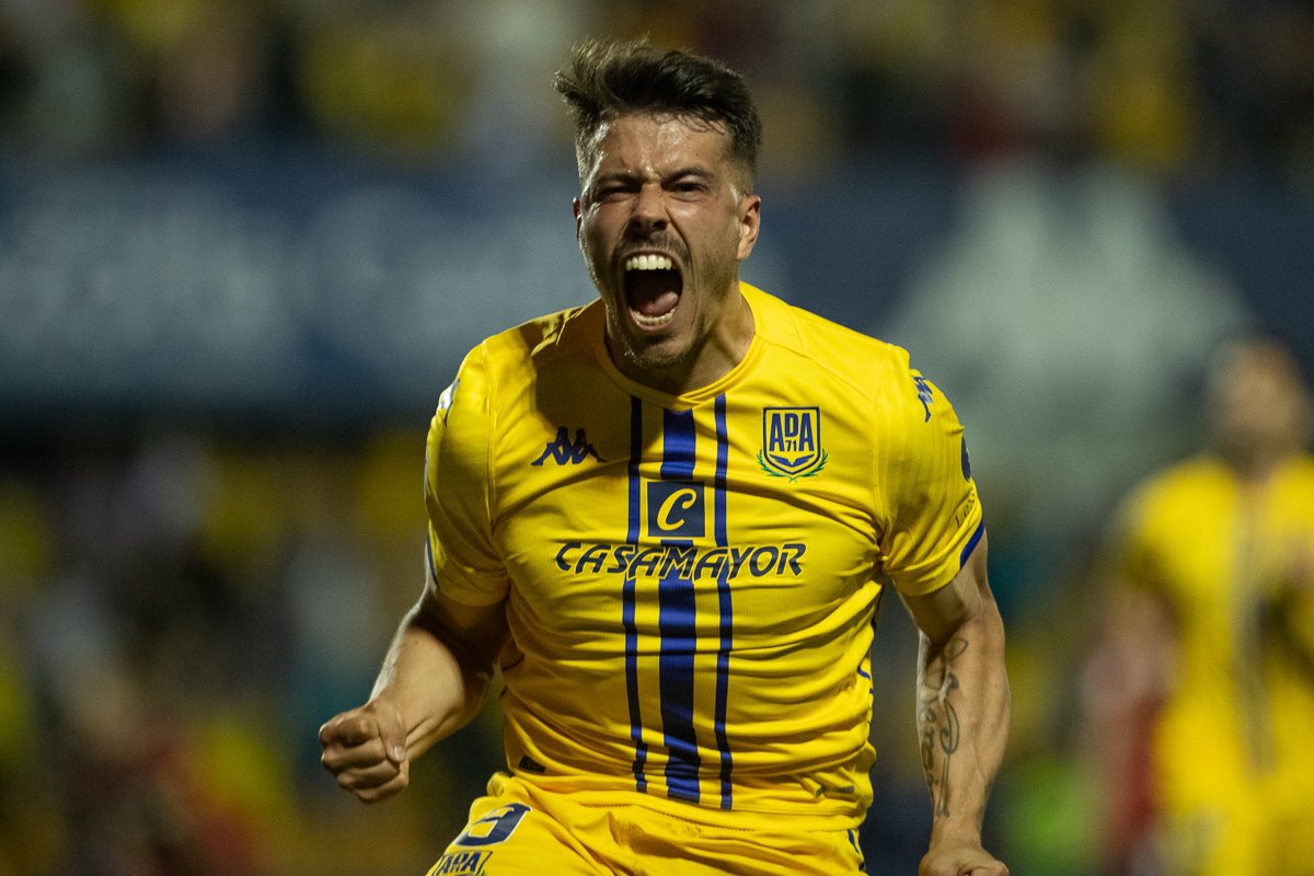 christian_bi7's tweet photo. 𝗨𝗻 𝗴𝗿𝗶𝘁𝗼. 𝗨𝗻 𝗴𝗼𝗹. 𝟯 𝗽𝘂𝗻𝘁𝗼𝘀 💛💙

🔝 Gracias por el ambientazo en Santo Domingo 🔜 Con la mirada puesta en Eibar https://t.co/ceNFG68wg5