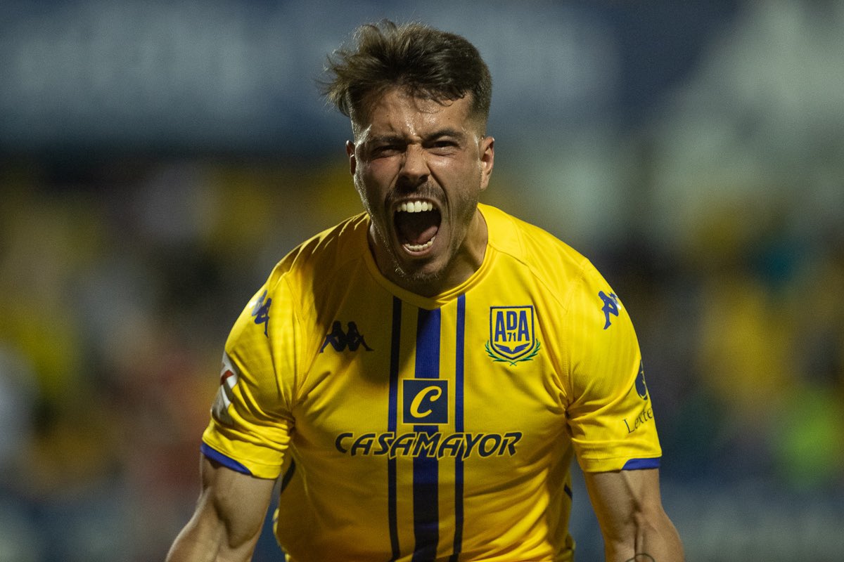 christian_bi7's tweet photo. 𝗨𝗻 𝗴𝗿𝗶𝘁𝗼. 𝗨𝗻 𝗴𝗼𝗹. 𝟯 𝗽𝘂𝗻𝘁𝗼𝘀 💛💙

🔝 Gracias por el ambientazo en Santo Domingo 🔜 Con la mirada puesta en Eibar https://t.co/ceNFG68wg5