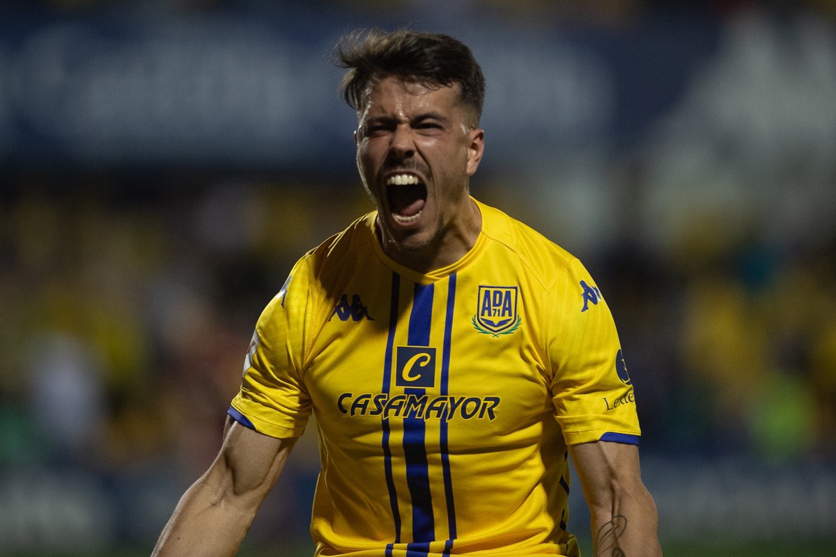 christian_bi7's tweet photo. 𝗨𝗻 𝗴𝗿𝗶𝘁𝗼. 𝗨𝗻 𝗴𝗼𝗹. 𝟯 𝗽𝘂𝗻𝘁𝗼𝘀 💛💙

🔝 Gracias por el ambientazo en Santo Domingo 🔜 Con la mirada puesta en Eibar https://t.co/ceNFG68wg5