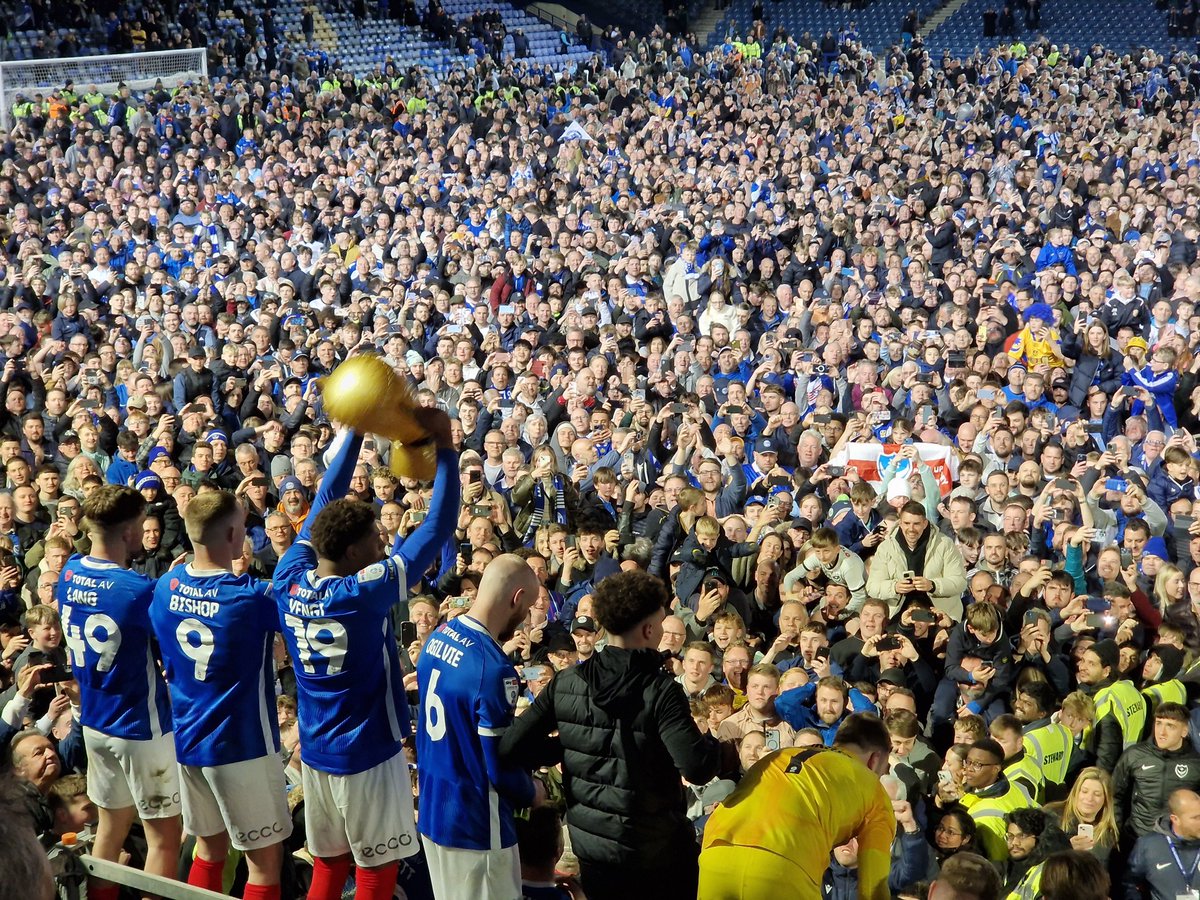 🏆CHAMPIONS!🏆 🚨@PO4cast LISTEN: linktr.ee/pompeynewsnow 🚨 🤩 Barnsley @RedAllOverBFC 🔜 Wigan @PWUPodcast #EFL #Pompey 📸 Ian Gillespie