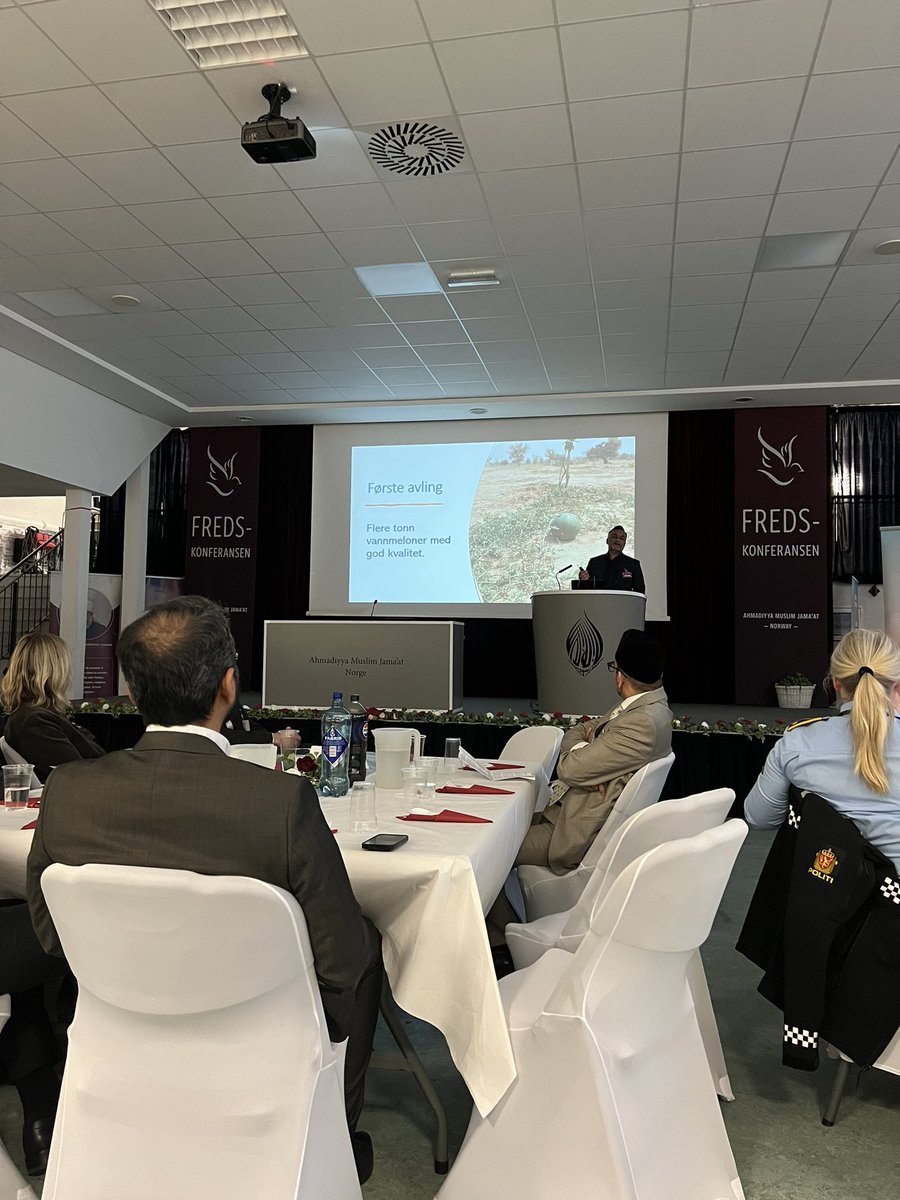 Mikael Majid Khokhar holder nå en presentasjon av Humanity first, hvor han fremlegger arbeidet som gjøres i Niger og i Gaza #Fredskonferansen2024 #HumanityFirst #Niger #Gaza