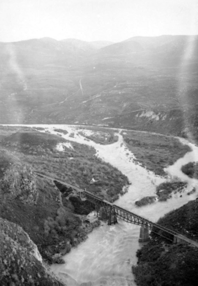 PaulKendall2's tweet photo. T.E. Lawrence failed to destroy Tell el Shebab Railway Bridge in November 1917.
Further details Lawrence of Arabia – Places and Objects of Interest available @penswordbooks
https://t.co/vkj6WFdvd8
#LawrenceofArabia #TELawrence #ArabRevolt #FirstWorldWar #WorldWarOne #newbook https://t.co/CtOSnkUQR1