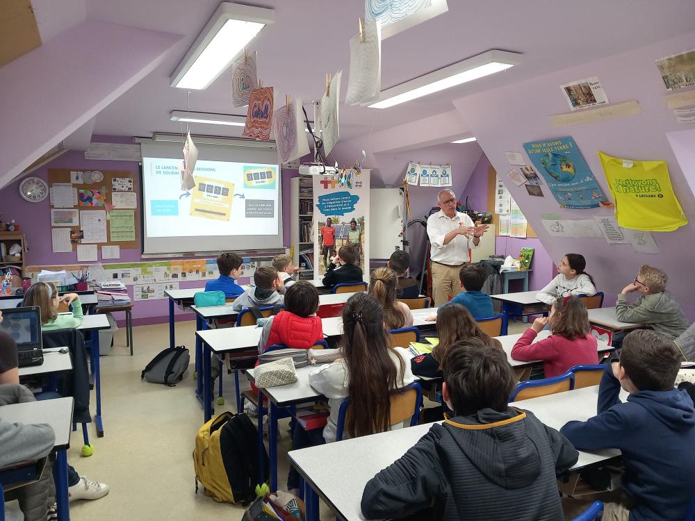 Un bénévole de la délégation Bourgogne Franche Comté @ESF_ONG, a animé une séance du défi @ecosystem_eco auprès des élèves d'une école à Auxerre.