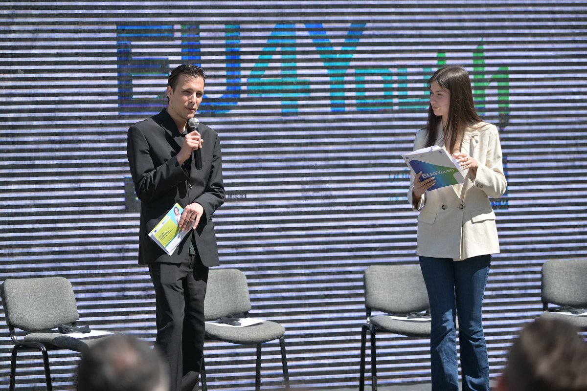 UNDPAlbania's tweet photo. #EU4Youth is all about enhancing #employability among Albanian youth, aligning with European Council recommendations on #YouthGuarantee. 
From job offers to apprenticeships, this project ensures every young person gets a chance at a good opportunity.
@EUinAlbania @albania_unicef https://t.co/x7aBlsgnvl