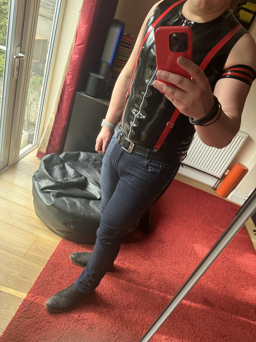 On the way to <a href="/ReconNews/">Recon</a> #FetishCabaret

Leather and cotton for the train… rubber for <a href="/thervt/">Royal Vauxhall Tavern</a> 

See you soon <a href="/sammy_aduki/">Sammy (He/Him)</a> - I have a grumpy <a href="/_snickers77/">Snickers77</a> with me!