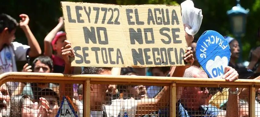 Nicoffer's tweet photo. @HebeCasado Estupidez es querer negar lo que pasa afuera de la ventana de un despacho. Estupidez es decir que es sólo de los mendocinos. Estupidez es negar que fueron 30.000. La 7722 no se toca y si no lo entendes en la calle te lo vamos a recordar. #Facha y #Negacionista https://t.co/weqN5qz3w4