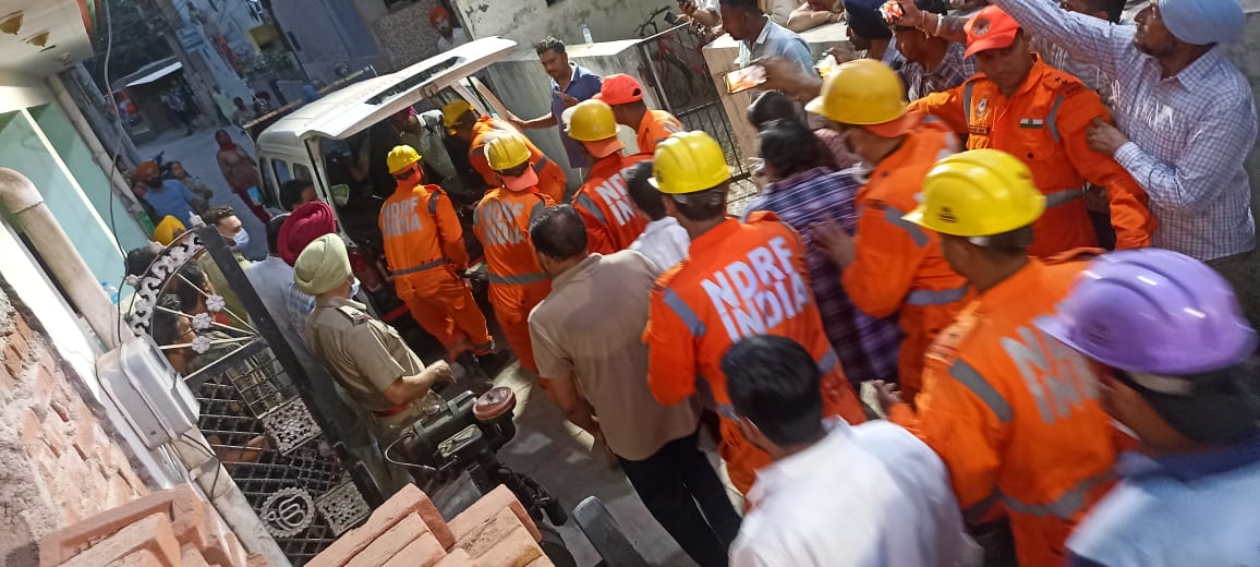 #CSSR #RescueOps 🔶2 story building collapsed during renovation at Preet Colony, Rupnagar(PB) 🔶2 live victims rescued safely by @07NDRF 🔶Ops continues with other agencies for possible trapped victims #आपदा_सेवा_सदैव_सर्वत्र @HMOIndia @BhallaAjay26 @PIBHomeAffairs @PIBChandigarh