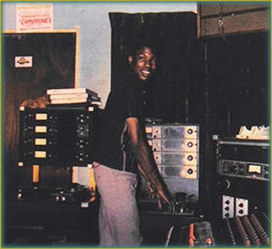 Michael Prophet - Love And Unity /Scientist - Your Teeth in My Neck Junjo On The controls, Backed By The mighty Roots Radics & mixed by dubmaster Scientist (who happens to celebrate his Earth Strong today) at King Tubby's... What a Ting 🔥