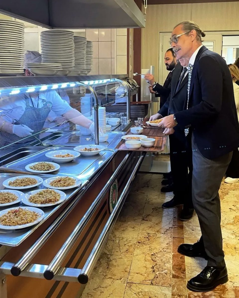 Erdal Beşikçioğlu öğle yemeğini belediyenin yemekhanesinde personellerle birlikte yedi.
